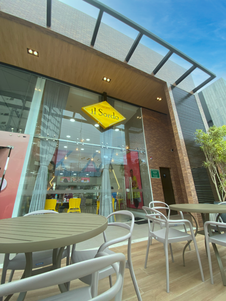 Fachada da loja do Riviera Mall no bairro Farolândia.