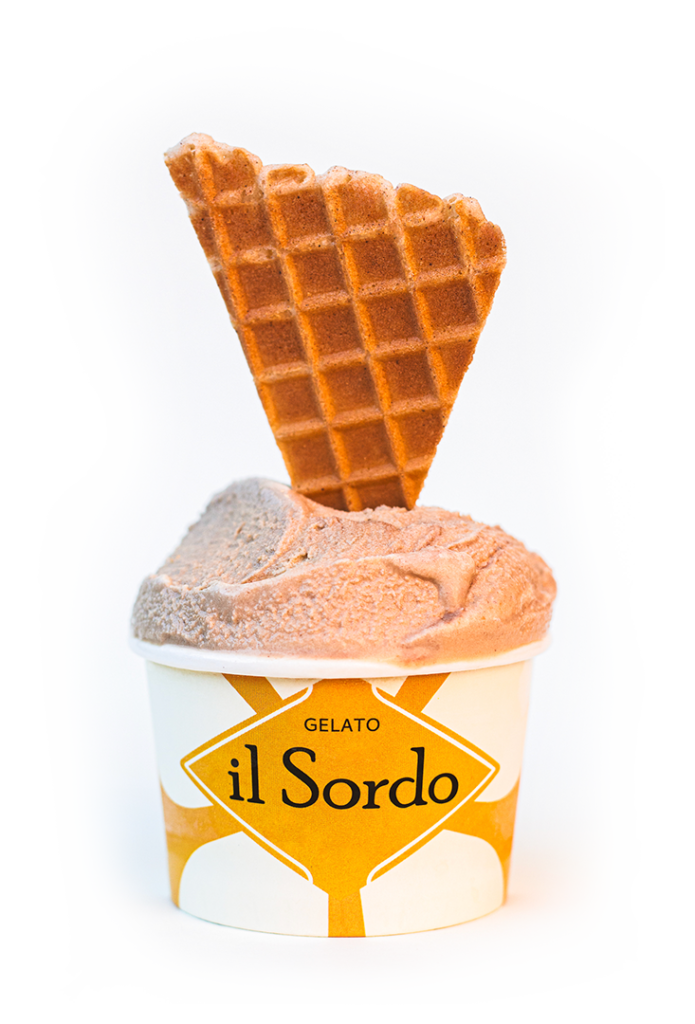 Gelato no potinho com pazinha de casquinha