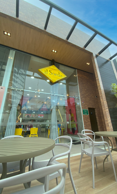 Fachada da loja do Riviera Mall no bairro Farolândia.